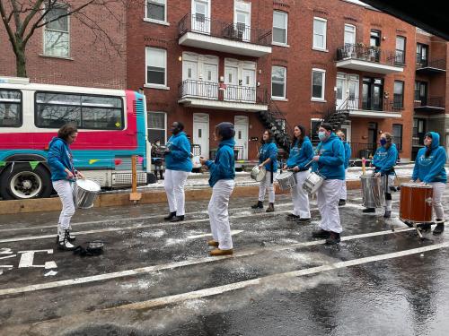 Performance dans la rue avec un peu de neige