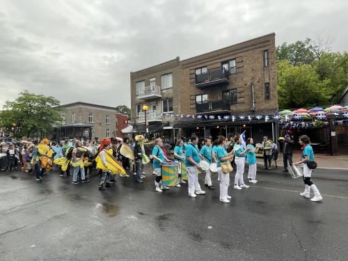 performance dans la rue sous un ciel nuageux