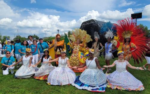 Pose de groupe avec danseuses bahiana et passista