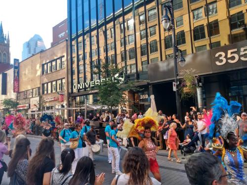 Le groupe défile au centre ville