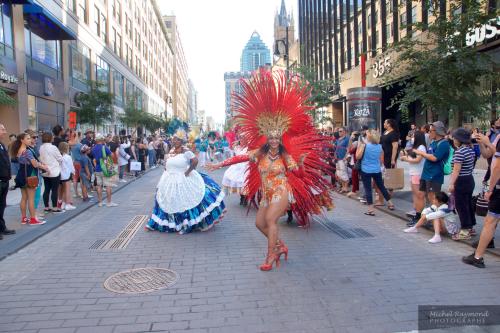 Mel danseuse passista dans la rue du centre-ville, le groupe à l'arrière-plan