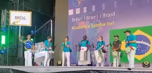 Sur scène avec drapeau brésilien