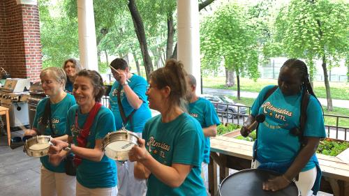 Le groupe joue sur le balcon avant, le parc à l'arrière plan