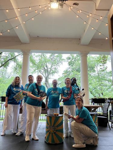 Pose de groupe, parc à l'arrire-plan