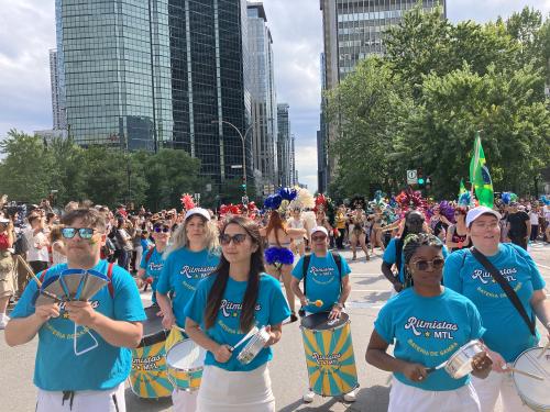 Le groupe dans la rue, gratte-ciels au loin