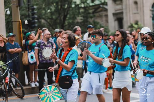 Défilé dans la rue