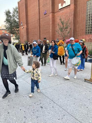 Petit défilé avec jeunes et enfants déguisés en espèces menancées