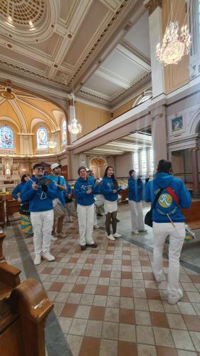 Le groupe à l'intérieur de l'église
