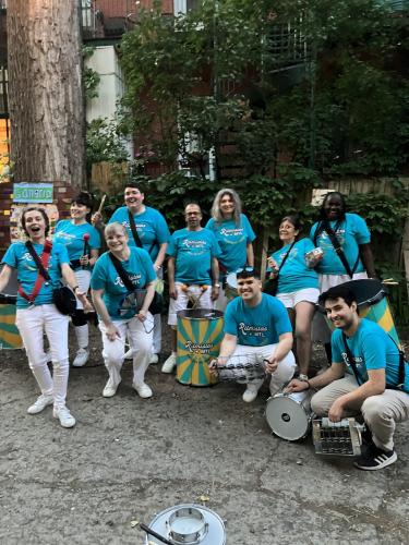 Pose de groupe dans la ruelle